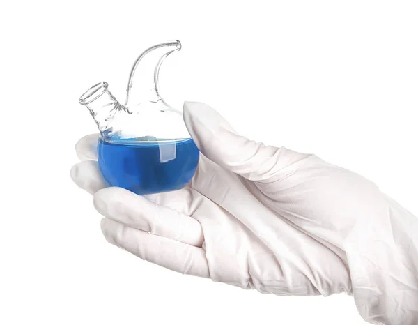 Laboratóriumi üvegeszközök, fehér alapon kék folyadékkal tartó női — Stock Fotó