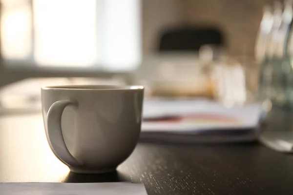 Tazza di caffè sul tavolo preparata per una riunione di lavoro nella sala conferenze — Foto Stock