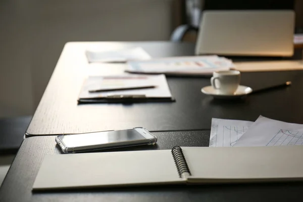 Tabella con i documenti preparati per la riunione di lavoro nella sala conferenze — Foto Stock
