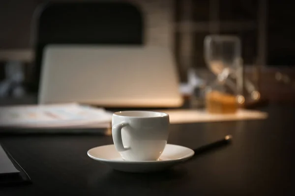 Cup of coffee on table prepared for business meeting in conference hall — Stock Photo, Image
