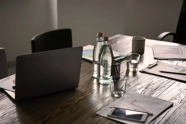 Tavolo con documenti e laptop predisposto per riunioni di lavoro in sala conferenze — Foto Stock