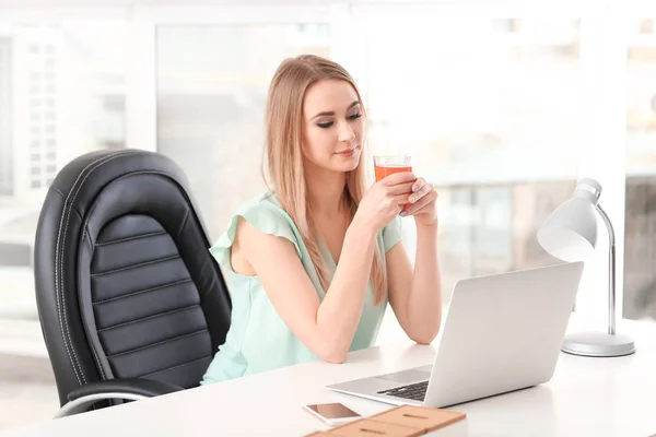 아름 다운 젊은 여 자가 사무실에서 감귤 류 주스를 마시는 — 스톡 사진
