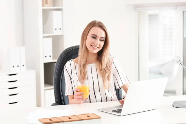 아름 다운 젊은 여 자가 사무실에서 감귤 류 주스를 마시는 — 스톡 사진