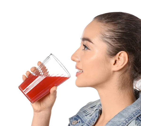 Красивая молодая женщина пьет цитрусовый сок на белом фоне — стоковое фото