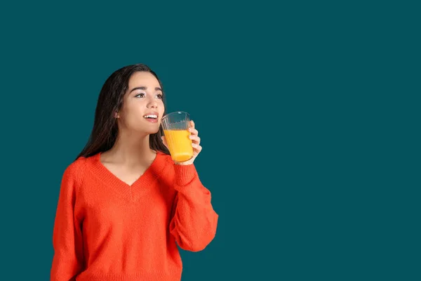 Gyönyörű fiatal nő, pohár gyümölcslevet, a háttér színét — Stock Fotó