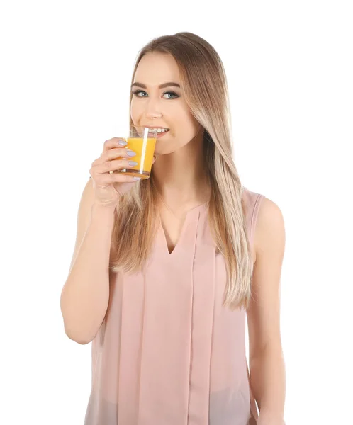 Όμορφη νεαρή γυναίκα πίνοντας χυμό εσπεριδοειδών σε λευκό φόντο — Φωτογραφία Αρχείου