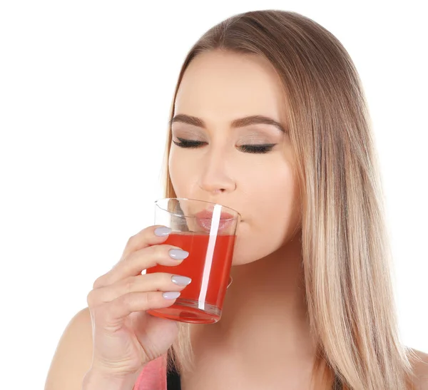 Mooie jonge vrouw drinken van SAP van citrusvruchten op witte achtergrond — Stockfoto