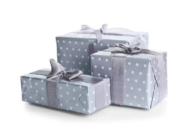 Eleganti scatole regalo su sfondo bianco — Foto Stock