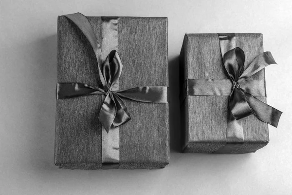 Elegante Geschenkboxen auf grauem Hintergrund — Stockfoto