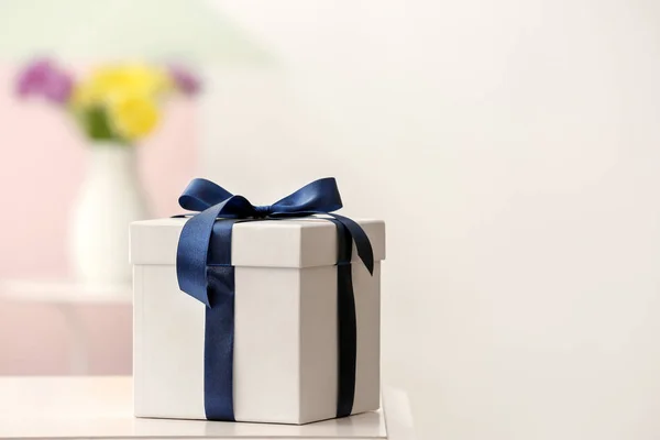 Elegante caja de regalo en la mesa en interiores — Foto de Stock