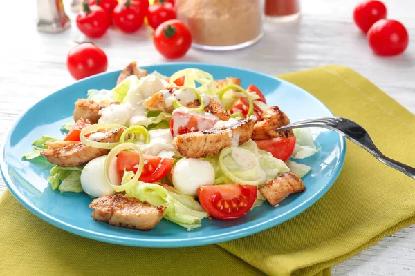 Вкусный салат с мясом и помидорами черри на тарелке — стоковое фото
