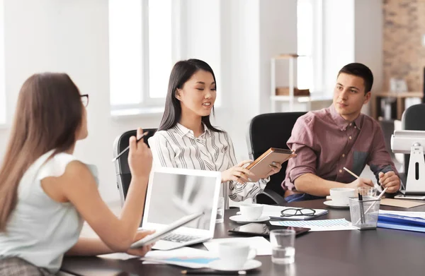 Ungdomar med affärsmöte i office — Stockfoto