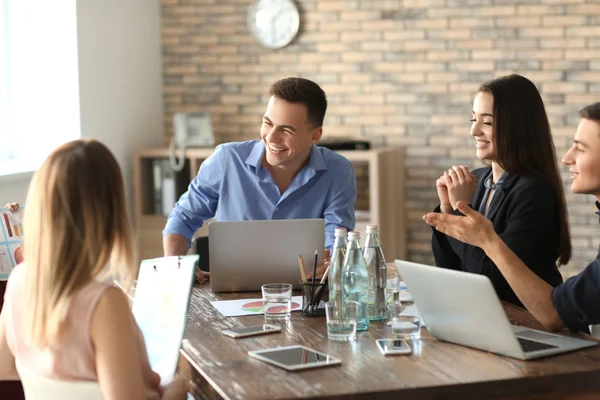 Jóvenes que tienen una reunión de negocios en la oficina — Foto de Stock