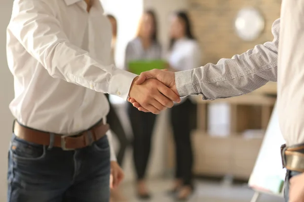 Young men shaking hands in office. Successful business meeting — Stock Photo, Image