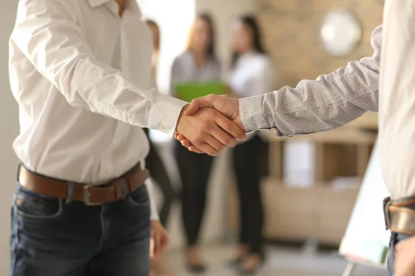 Jonge mannen handen schudden in office. Succesvolle zakelijke bijeenkomst — Stockfoto