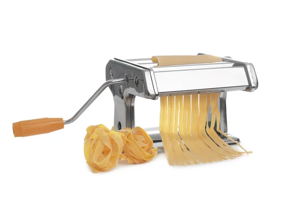 Pastamachine met noedels op witte achtergrond — Stockfoto