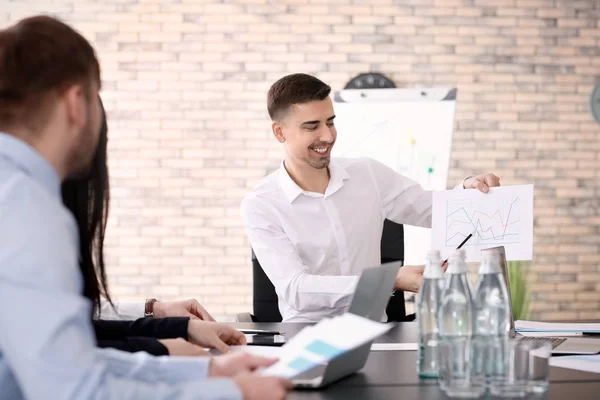 Vergadering van business team werkzaam in kantoor — Stockfoto