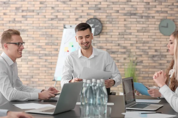 Möte i business-team som arbetar på kontor — Stockfoto