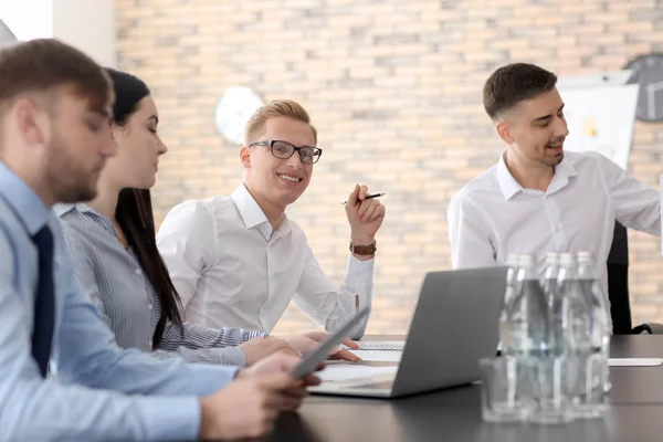 Reunión del equipo empresarial que trabaja en la oficina — Foto de Stock