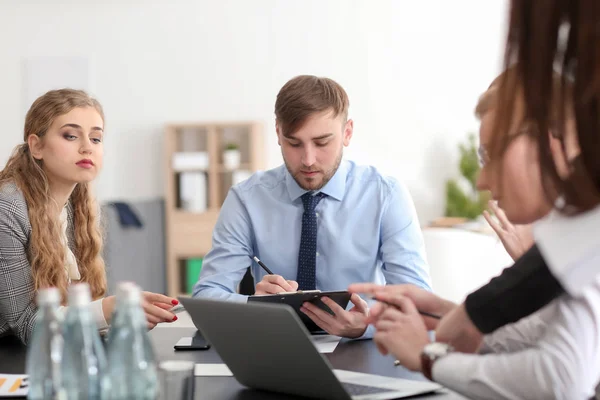 Vergadering van business team werkzaam in kantoor — Stockfoto