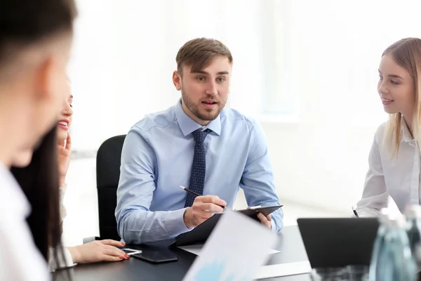 Vergadering van business team werkzaam in kantoor — Stockfoto