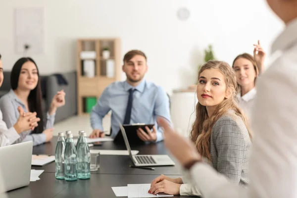 Hivatalban dolgozó üzleti csapat találkozója — Stock Fotó