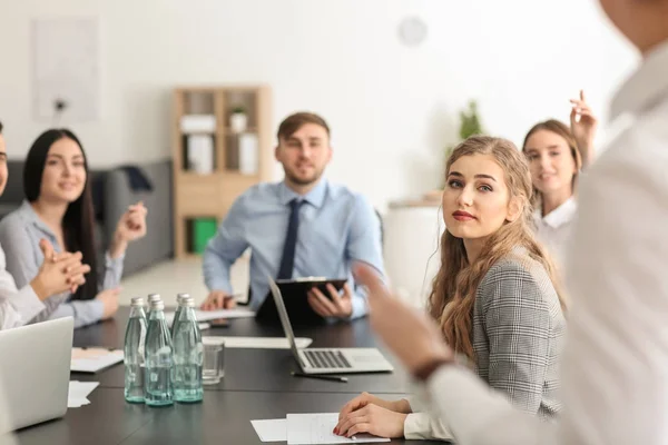 Vergadering van business team werkzaam in kantoor — Stockfoto