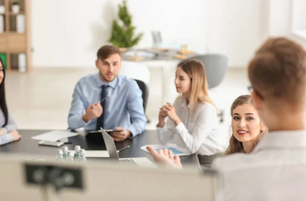 Vergadering van business team werkzaam in kantoor — Stockfoto