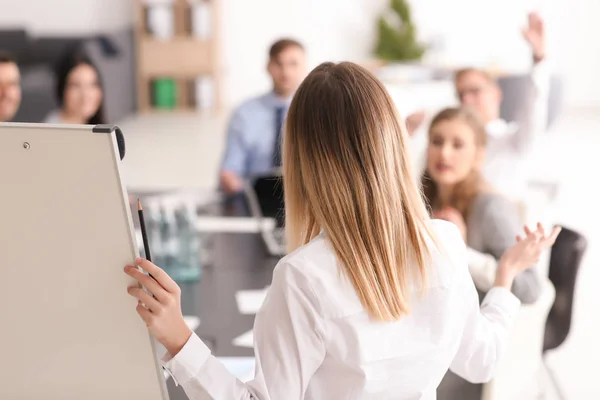 Giovane donna che tiene riunione di lavoro in carica — Foto Stock