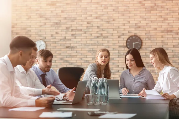 Vergadering van business team werkzaam in kantoor — Stockfoto