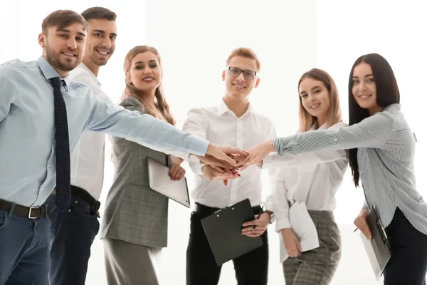 Groep zakenmensen die de handen ineen slaan — Stockfoto