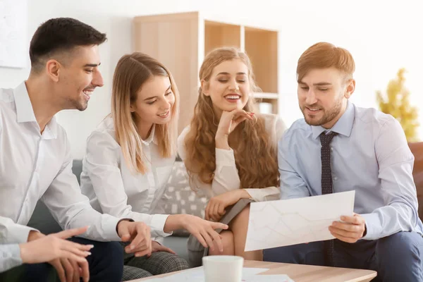 Reunión del equipo empresarial que trabaja en la oficina — Foto de Stock