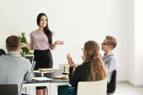 Ung kvinna med affärsmöte i office — Stockfoto