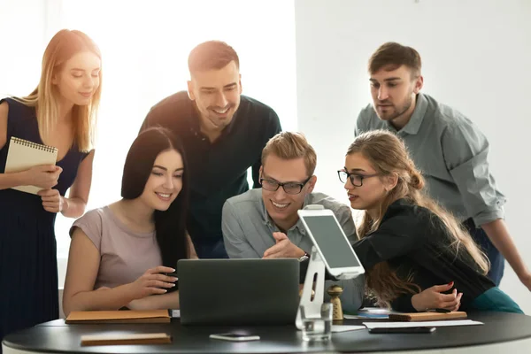 Réunion de l'équipe d'affaires travaillant dans le bureau — Photo