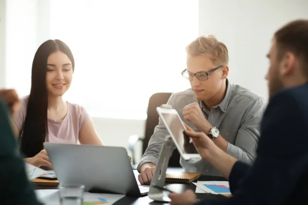 Vergadering van business team werkzaam in kantoor — Stockfoto