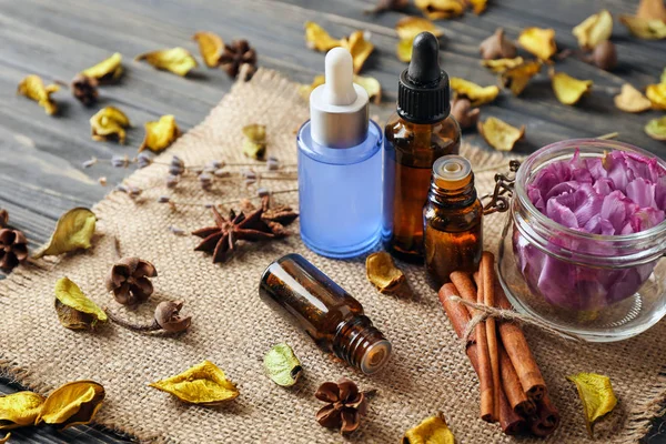 Samenstelling met flessen van etherische oliën op tafel. Natuurlijke cosmetica — Stockfoto