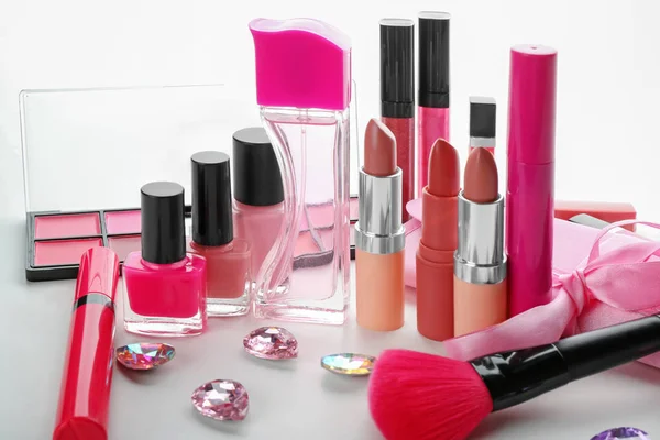 Conjunto de productos cosméticos sobre fondo blanco —  Fotos de Stock