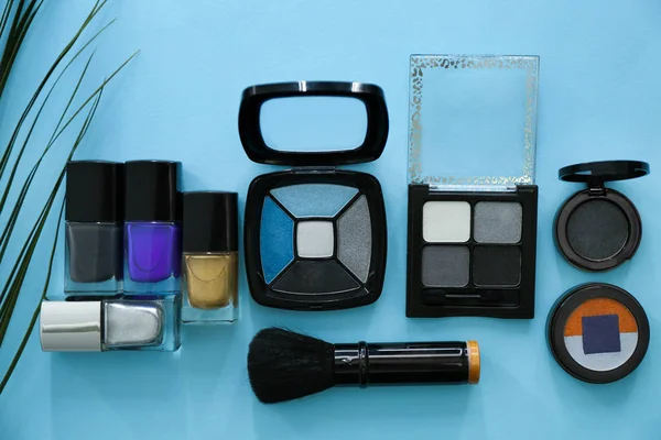 Flache Zusammensetzung mit kosmetischen Produkten auf farbigem Hintergrund — Stockfoto