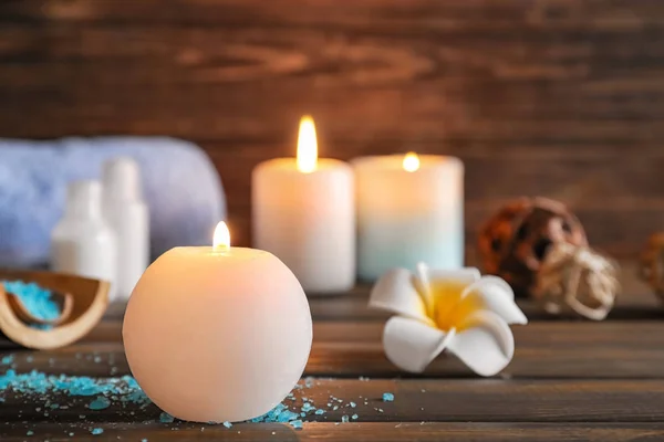 Brinnande ljus för aromaterapi på träbord — Stockfoto