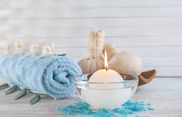 Brinnande ljus för aromaterapi på träbord — Stockfoto