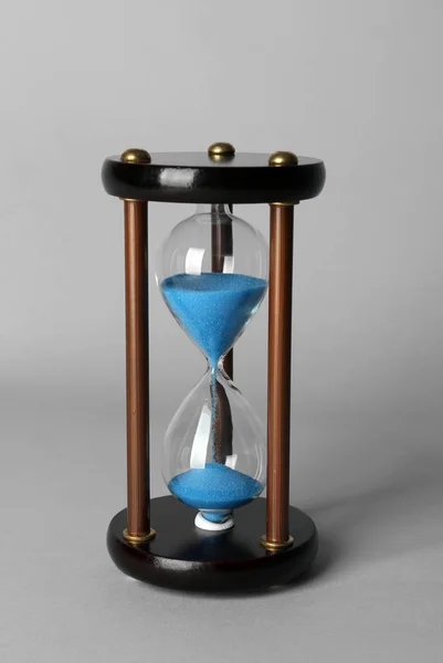 灰色の背景上に砂時計。時間管理の概念 — ストック写真