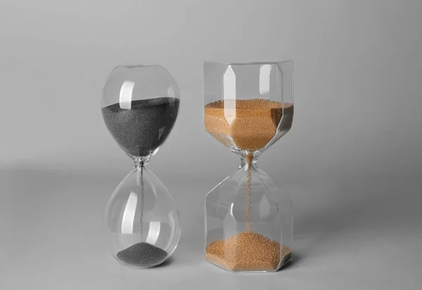 灰色の背景の砂時計。時間管理の概念 — ストック写真