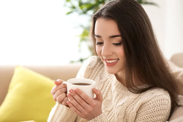 Hermosa joven con taza de té caliente en casa — Foto de Stock