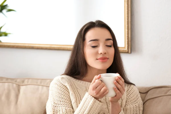 家中有杯热茶的美丽年轻女子 — 图库照片