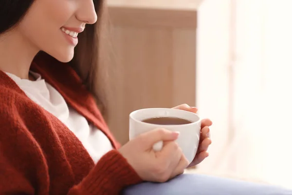 家中有杯热茶的美丽年轻女子 — 图库照片