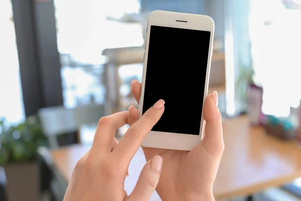 Woman with mobile phone ordering food delivery online at home — Stock Photo, Image