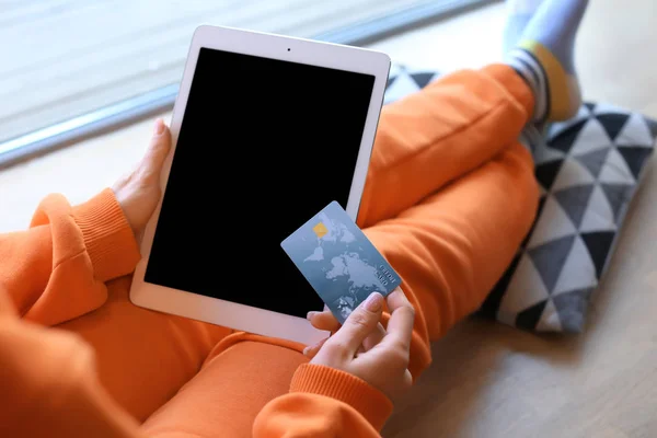 Woman with tablet computer ordering food delivery online at home — Stock Photo, Image