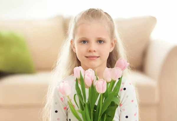 Ragazzina carina con bellissimo bouquet di tulipani in casa — Foto Stock