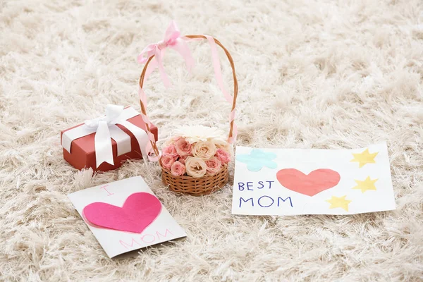 Ręcznie robione kartki, kosz z kwiatami i pudełko na dywanie. Celebracja dzień matki — Zdjęcie stockowe