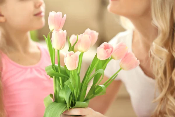 Милая маленькая девочка дарит мамочке букет тюльпана — стоковое фото